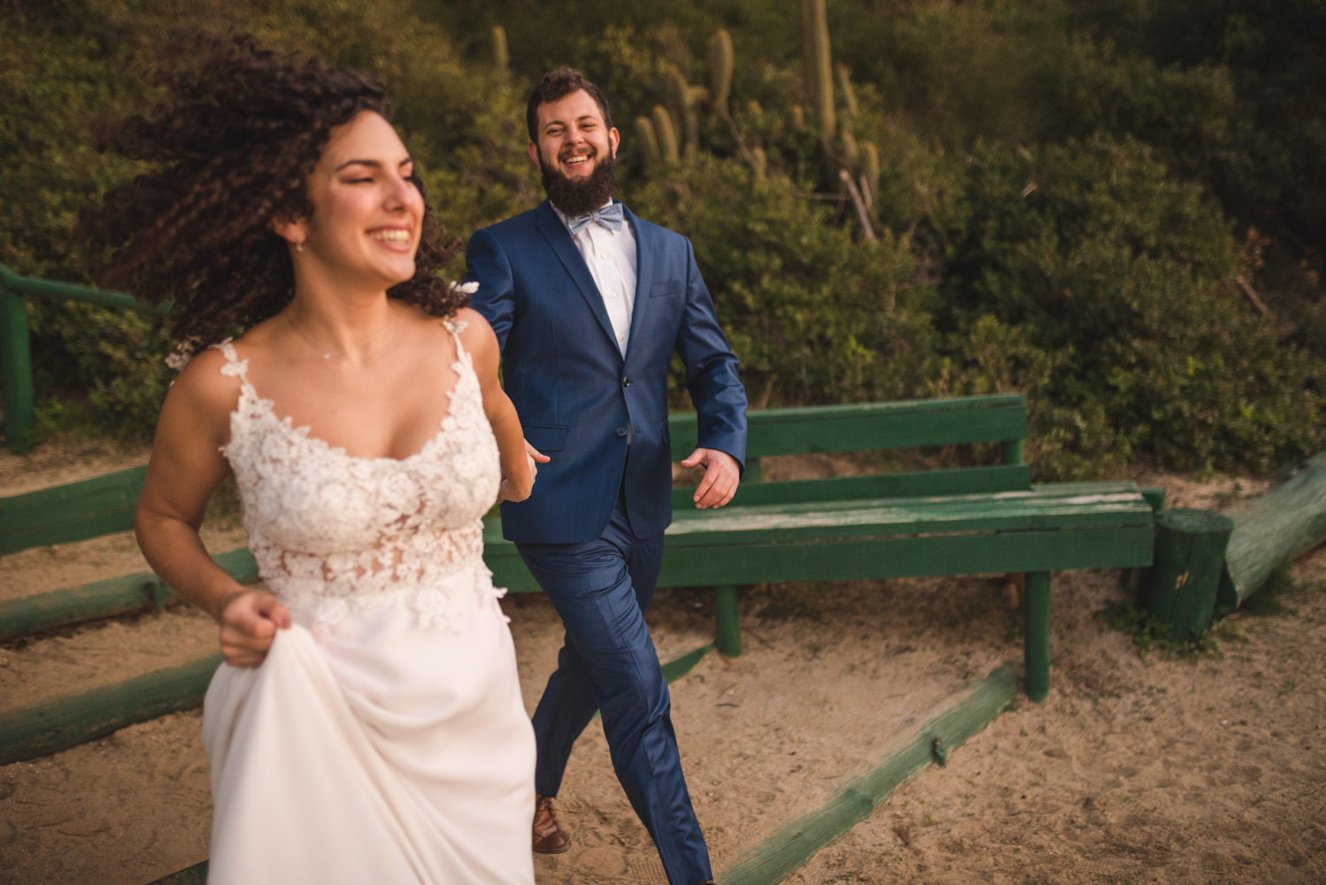 Diego Mena Fotografía documental de Matrimonios-sesión Trash The Dress-Playa el Canelo-Valparaiso