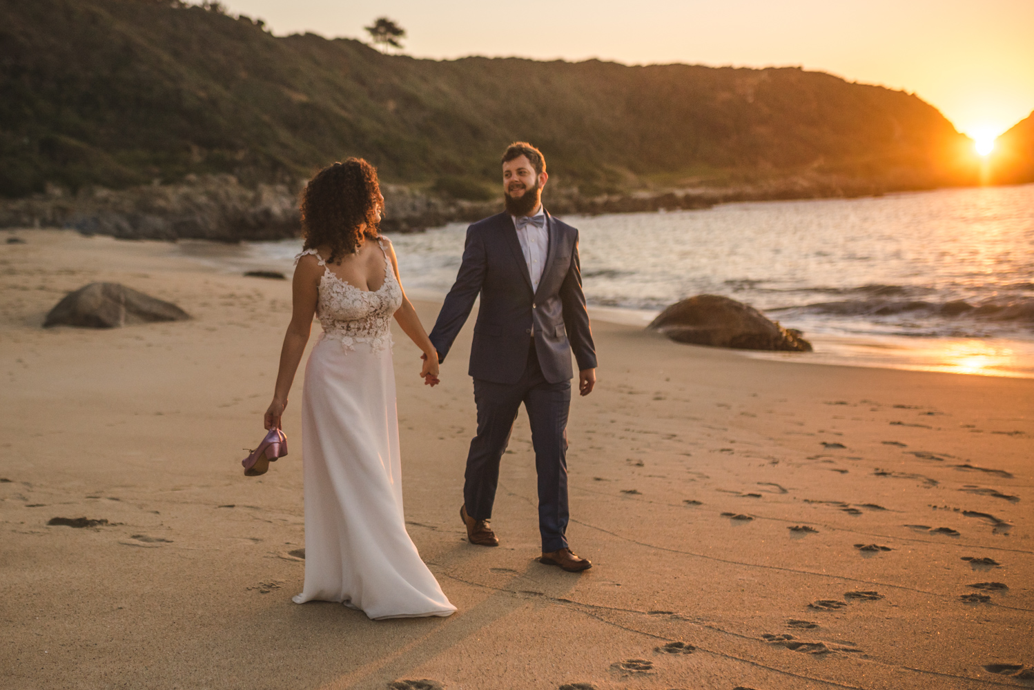 Diego Mena Fotografía documental de Matrimonios-sesión Trash The Dress-Playa el Canelo-Valparaiso