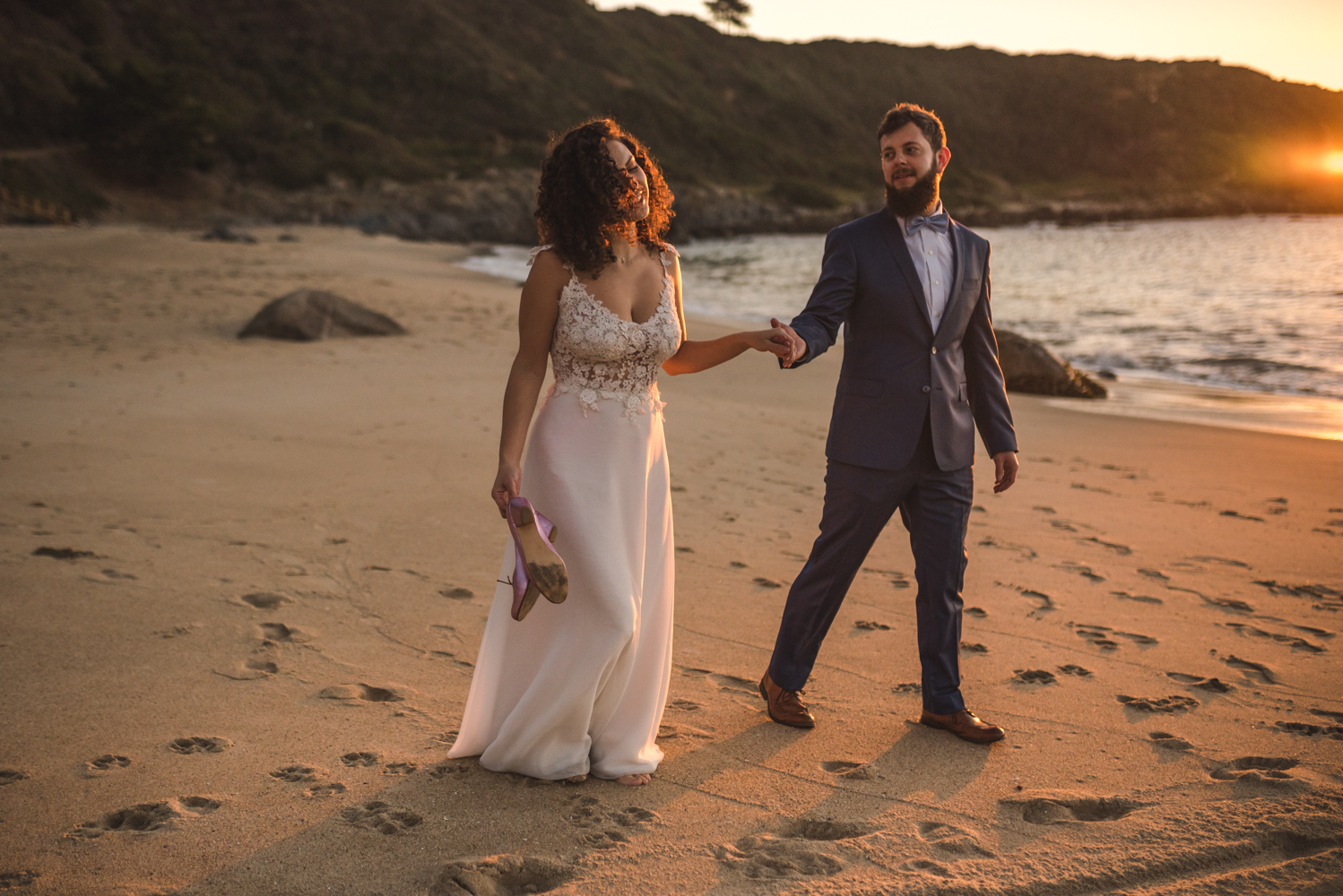 Diego Mena Fotografía documental de Matrimonios-sesión Trash The Dress-Playa el Canelo-Valparaiso