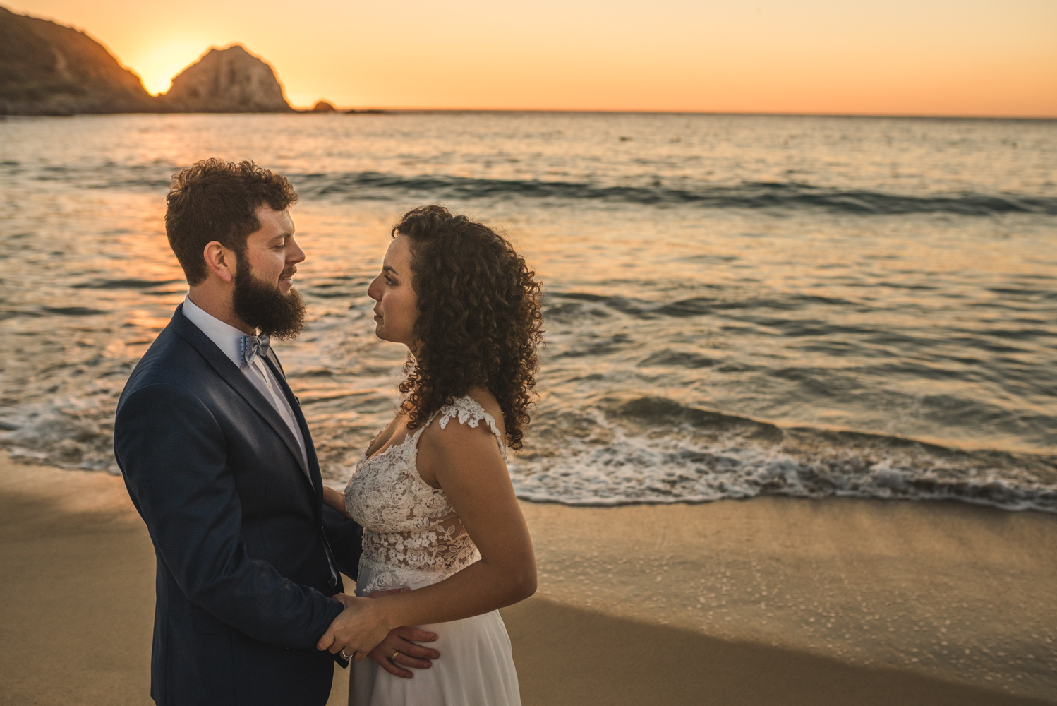 Diego Mena Fotografía documental de Matrimonios-sesión Trash The Dress-Playa el Canelo-Valparaiso