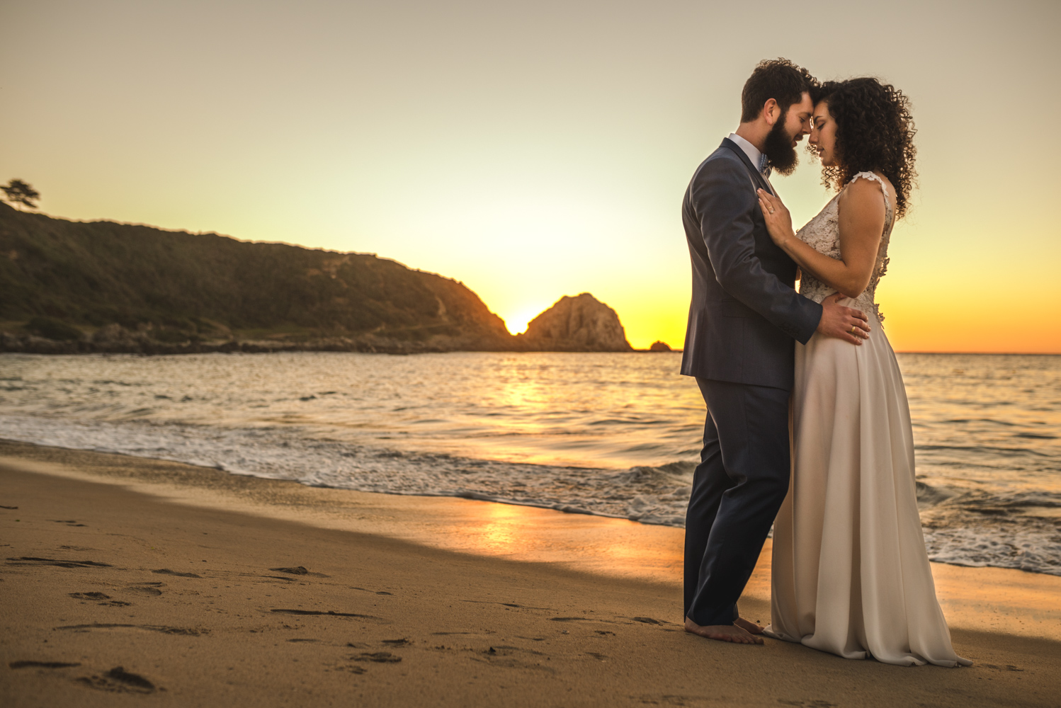 Diego Mena Fotografía documental de Matrimonios-sesión Trash The Dress-Playa el Canelo-Valparaiso