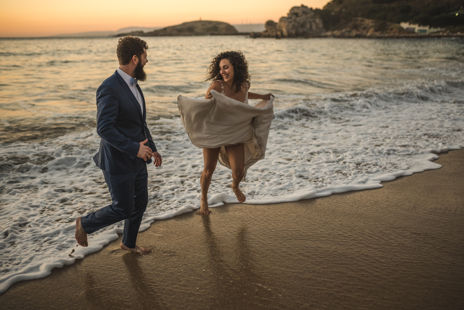 Diego Mena Fotografía documental de Matrimonios-sesión Trash The Dress-Playa el Canelo-Valparaiso