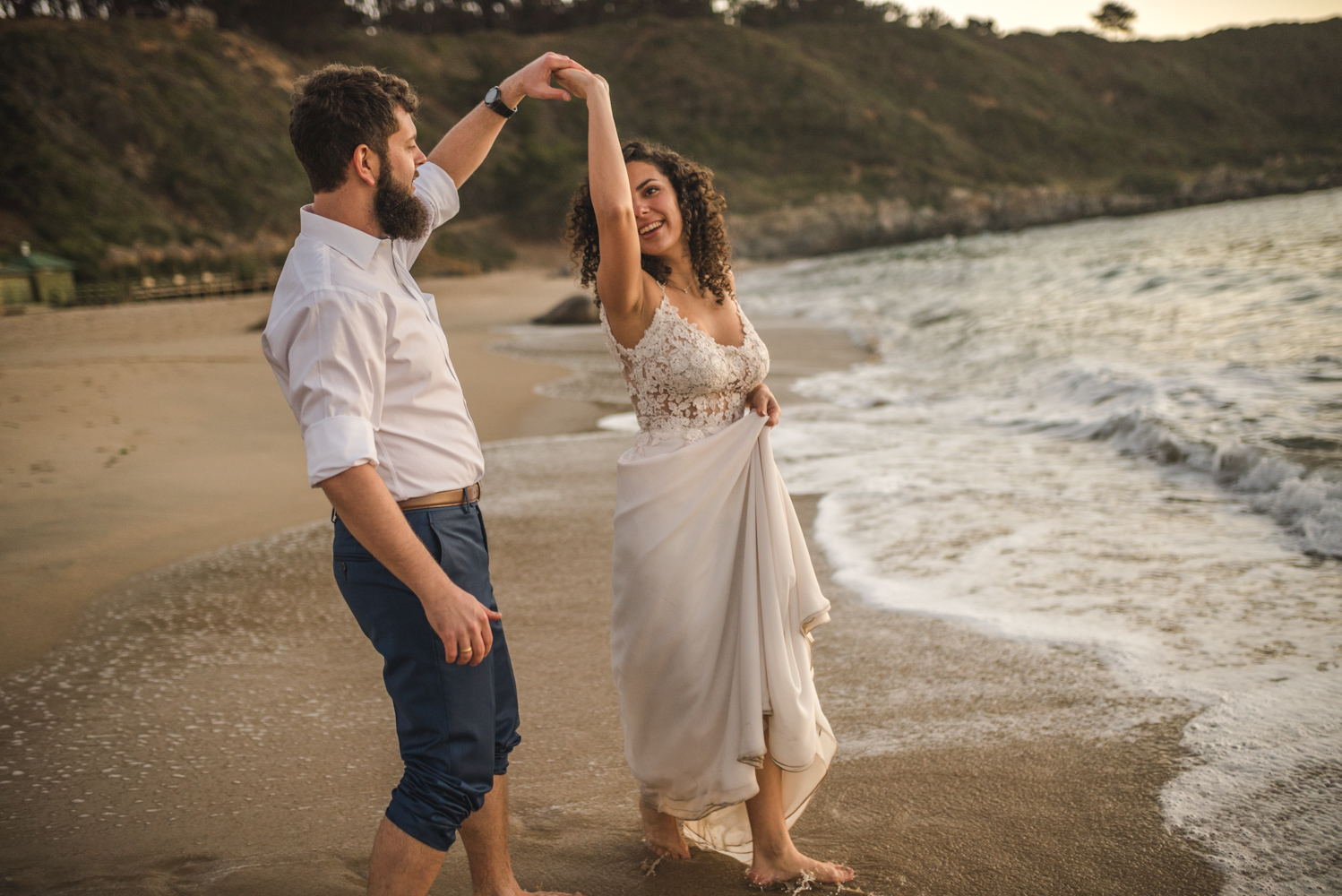 Diego Mena Fotografía documental de Matrimonios-sesión Trash The Dress-Playa el Canelo-Valparaiso