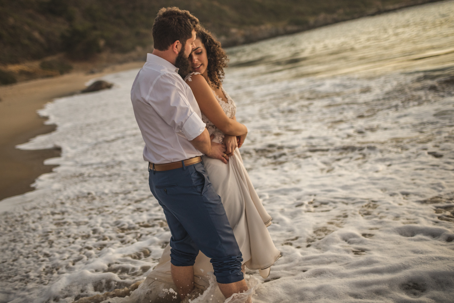 Diego Mena Fotografía documental de Matrimonios-sesión Trash The Dress-Playa el Canelo-Valparaiso