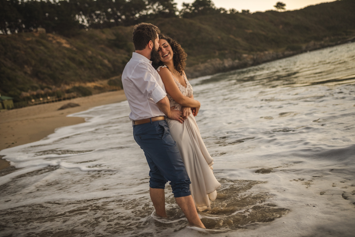 Diego Mena Fotografía documental de Matrimonios-sesión Trash The Dress-Playa el Canelo-Valparaiso