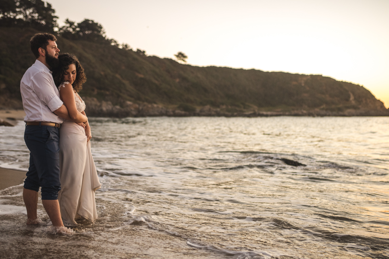 Diego Mena Fotografía documental de Matrimonios-sesión Trash The Dress-Playa el Canelo-Valparaiso