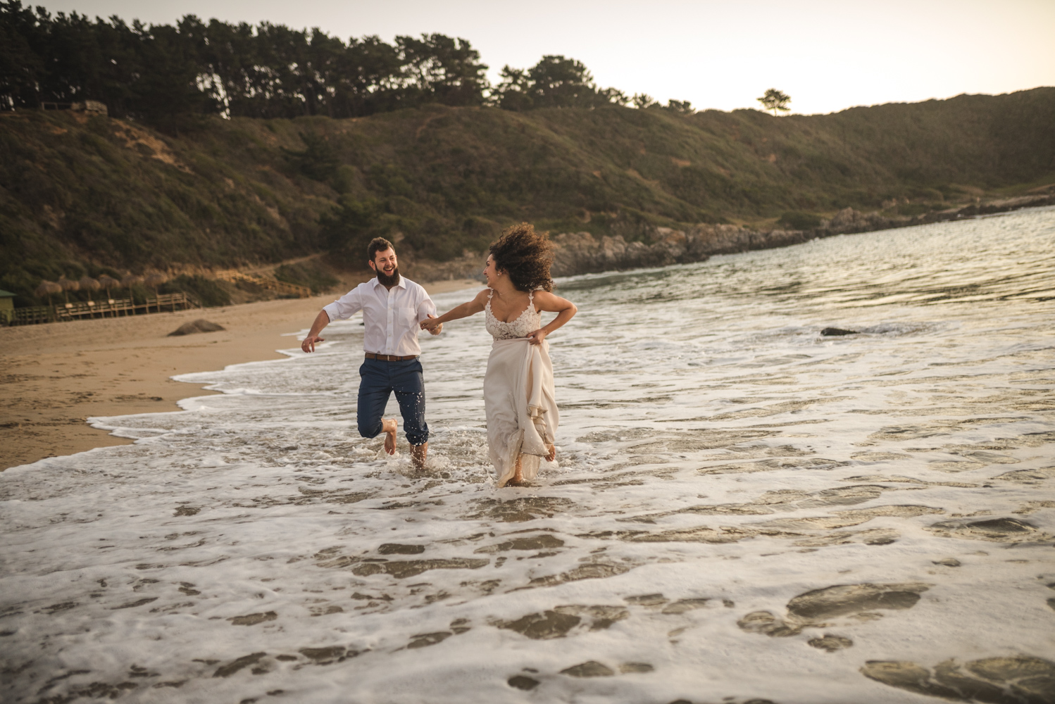 Diego Mena Fotografía documental de Matrimonios-sesión Trash The Dress-Playa el Canelo-Valparaiso