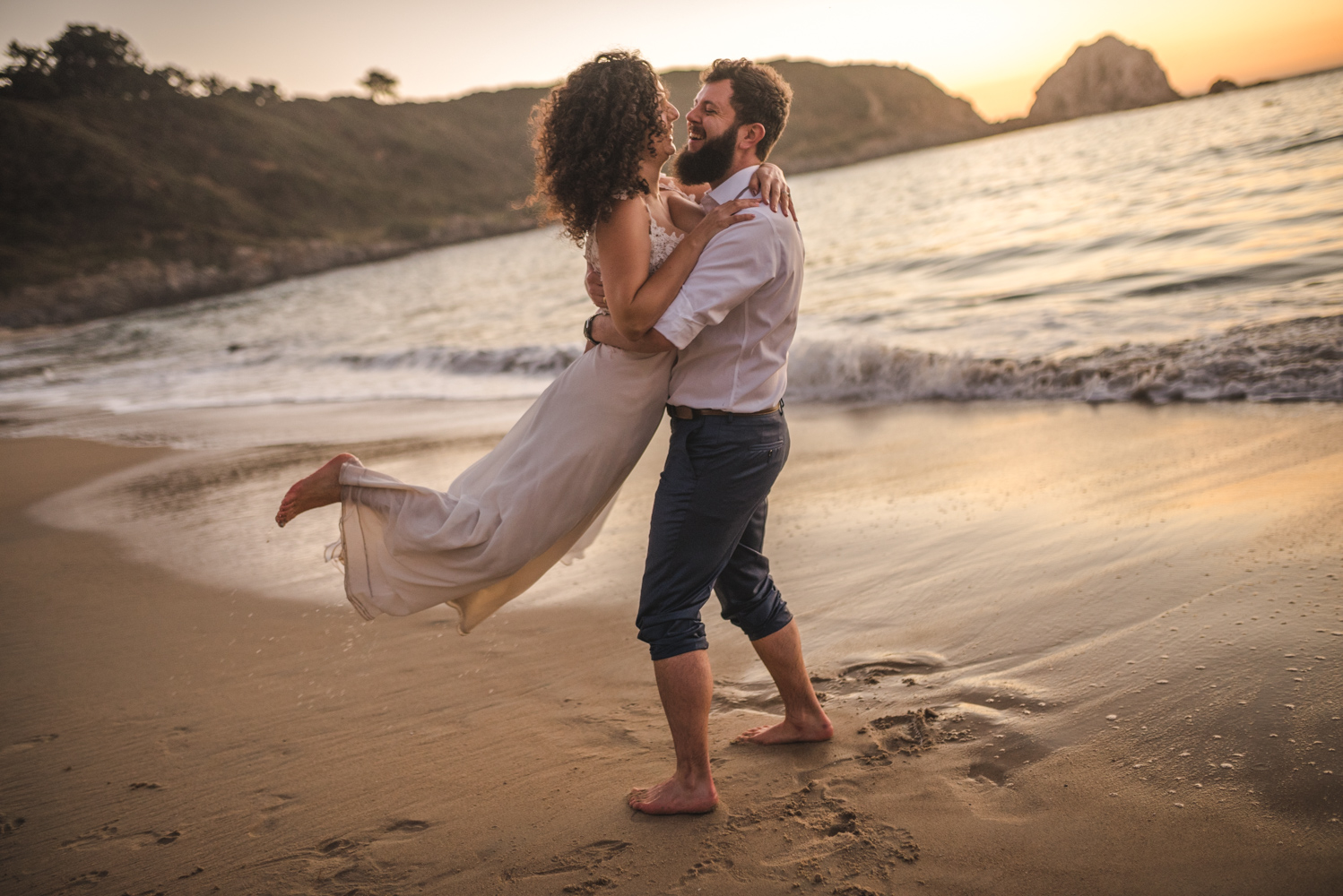 Diego Mena Fotografía documental de Matrimonios-sesión Trash The Dress-Playa el Canelo-Valparaiso