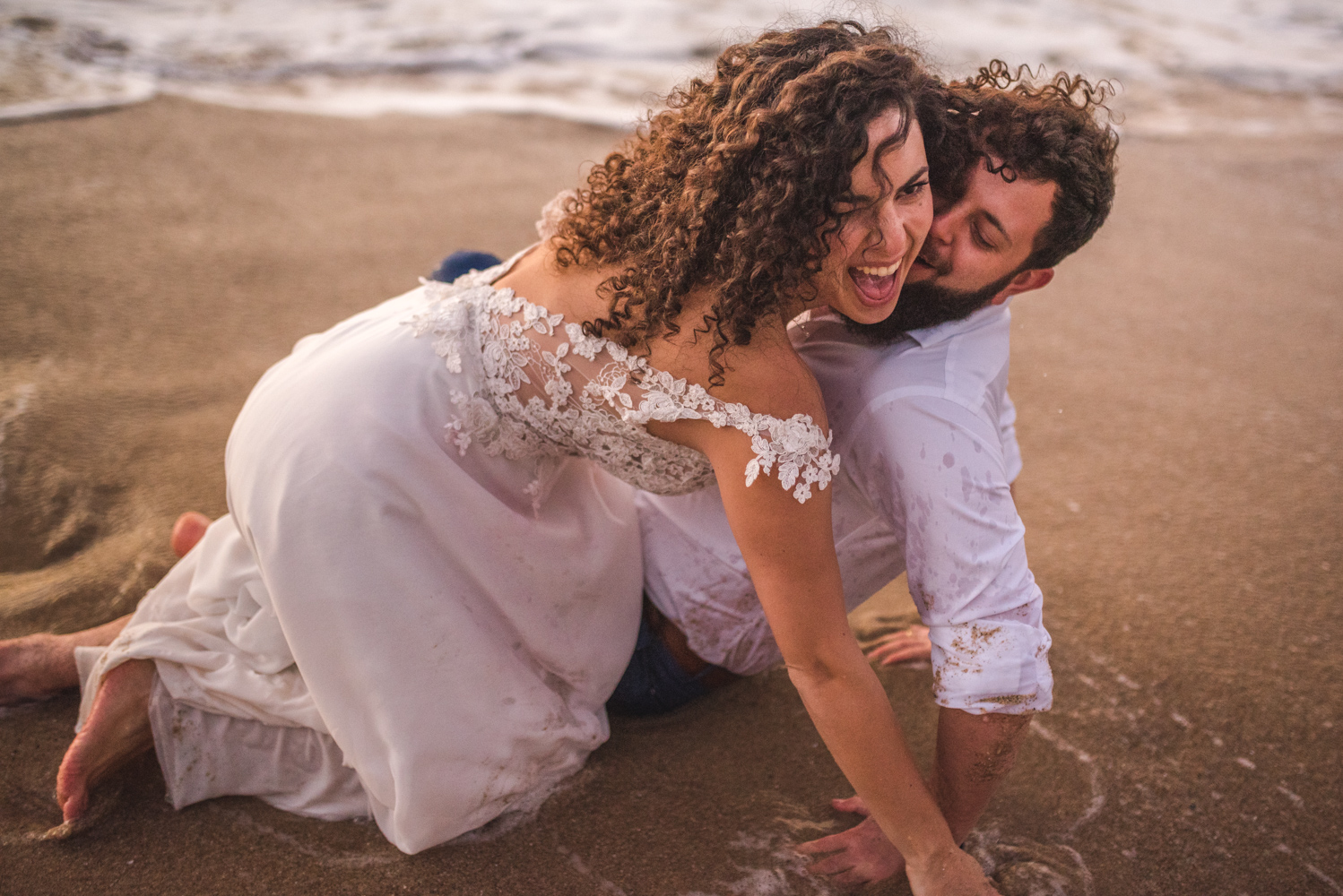 Diego Mena Fotografía documental de Matrimonios-sesión Trash The Dress-Playa el Canelo-Valparaiso