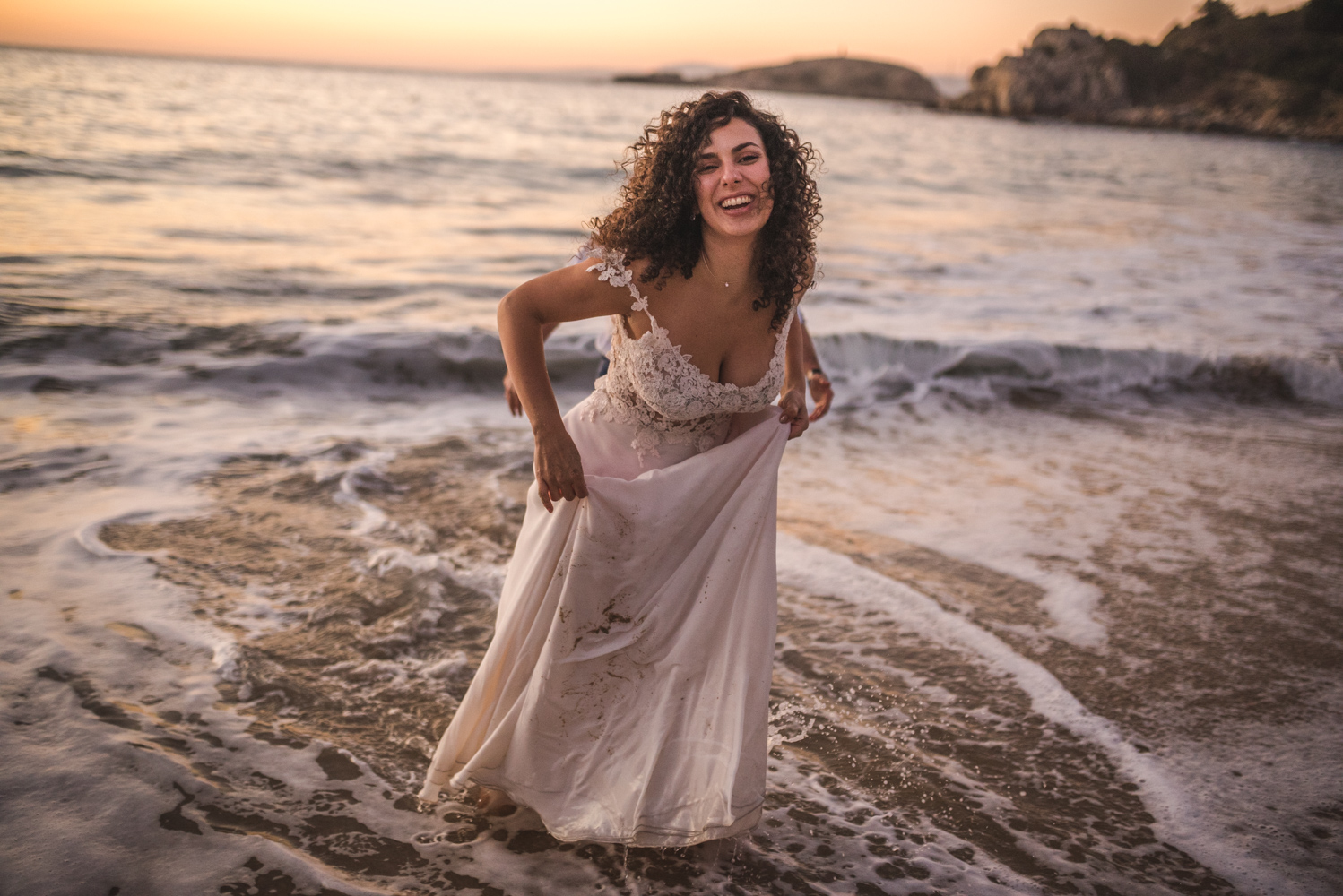 Diego Mena Fotografía documental de Matrimonios-sesión Trash The Dress-Playa el Canelo-Valparaiso