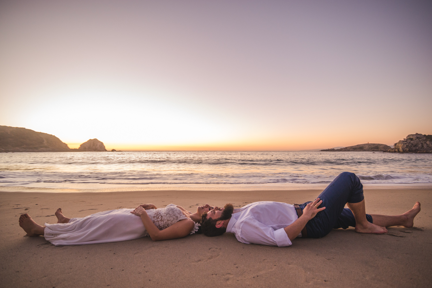 Diego Mena Fotografía documental de Matrimonios-sesión Trash The Dress-Playa el Canelo-Valparaiso
