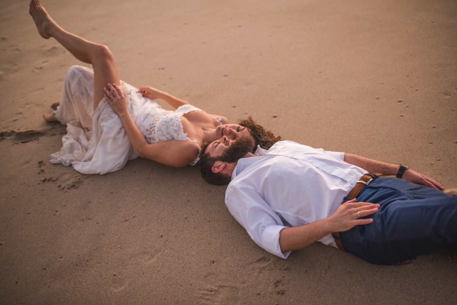 Diego Mena Fotografía documental de Matrimonios-sesión Trash The Dress-Playa el Canelo-Valparaiso