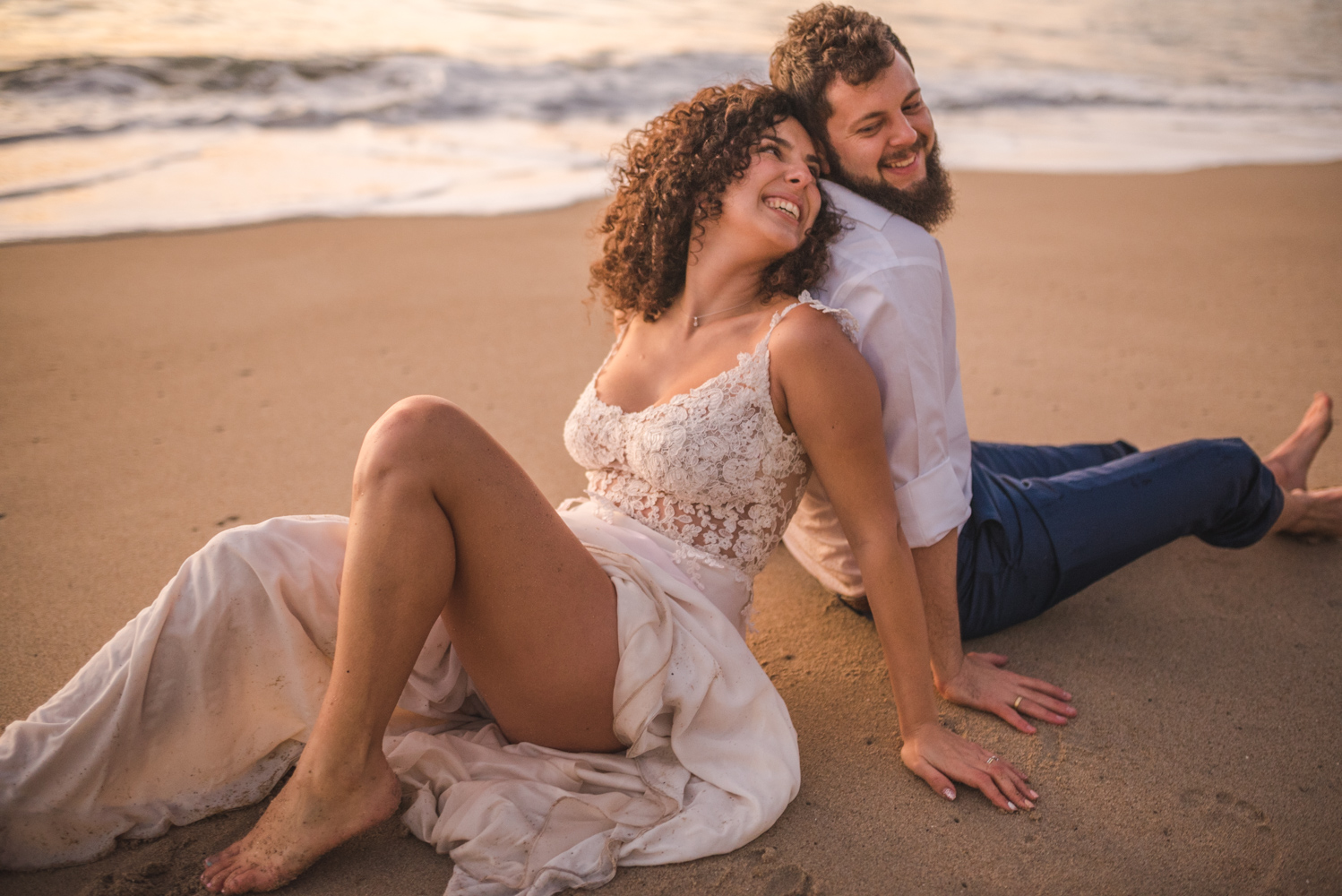 Diego Mena Fotografía documental de Matrimonios-sesión Trash The Dress-Playa el Canelo-Valparaiso