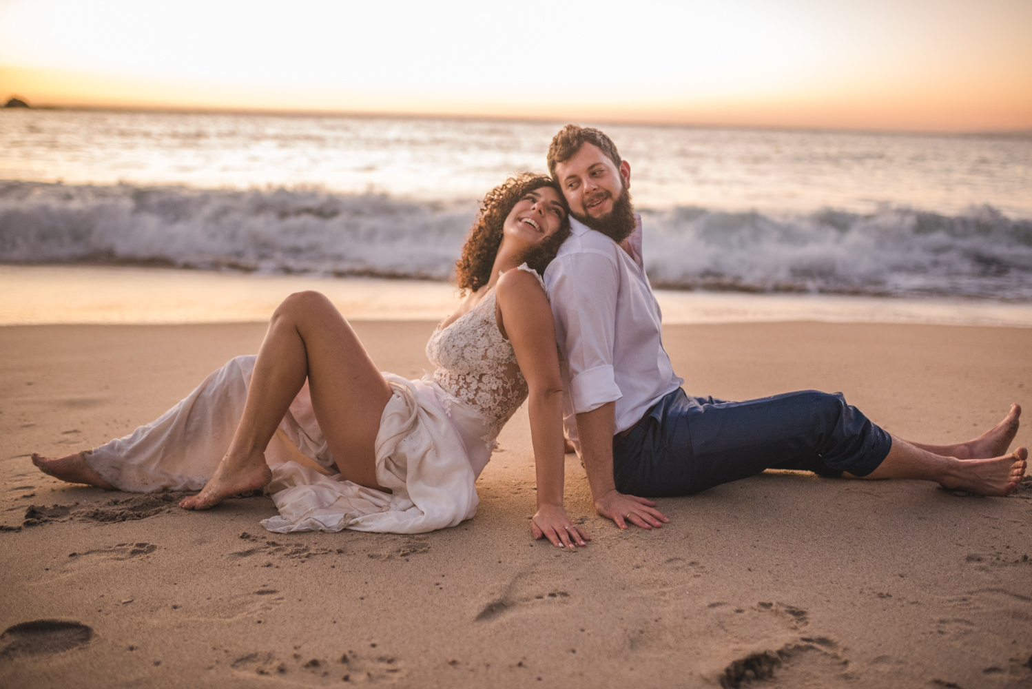 Diego Mena Fotografía documental de Matrimonios-sesión Trash The Dress-Playa el Canelo-Valparaiso