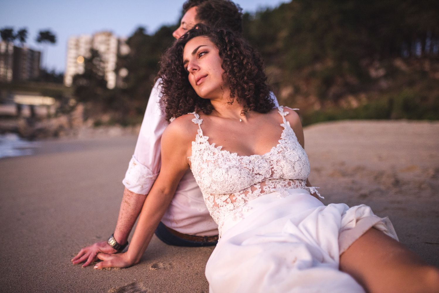 Diego Mena Fotografía documental de Matrimonios-sesión Trash The Dress-Playa el Canelo-Valparaiso