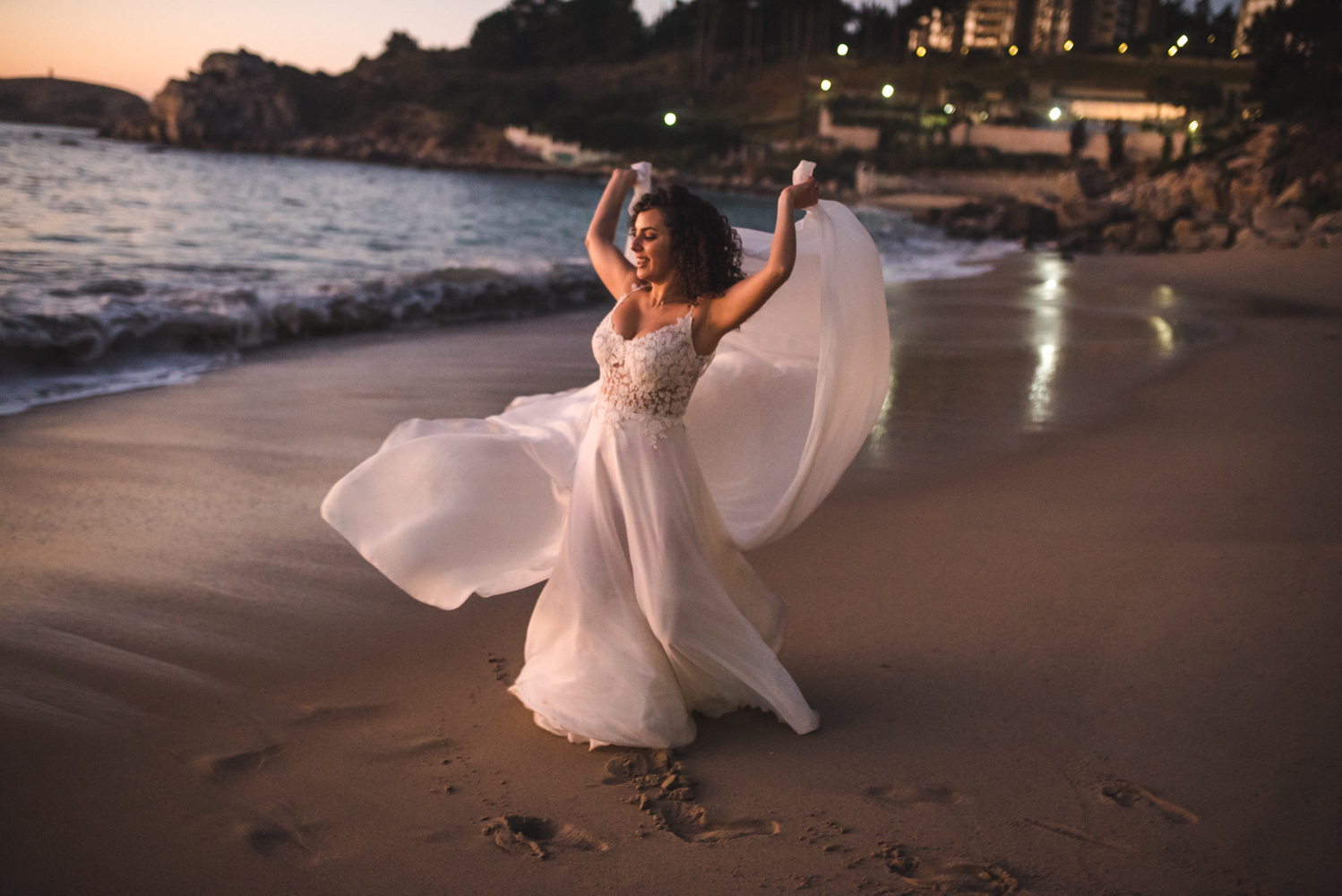 Diego Mena Fotografía documental de Matrimonios-sesión Trash The Dress-Playa el Canelo-Valparaiso