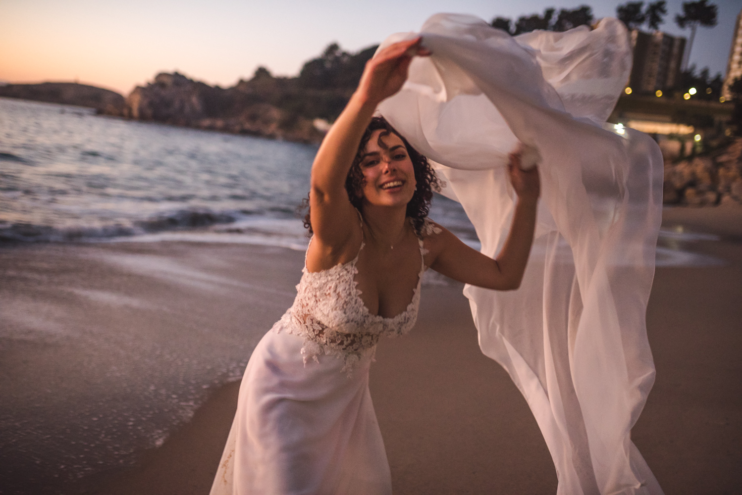 Diego Mena Fotografía documental de Matrimonios-sesión Trash The Dress-Playa el Canelo-Valparaiso