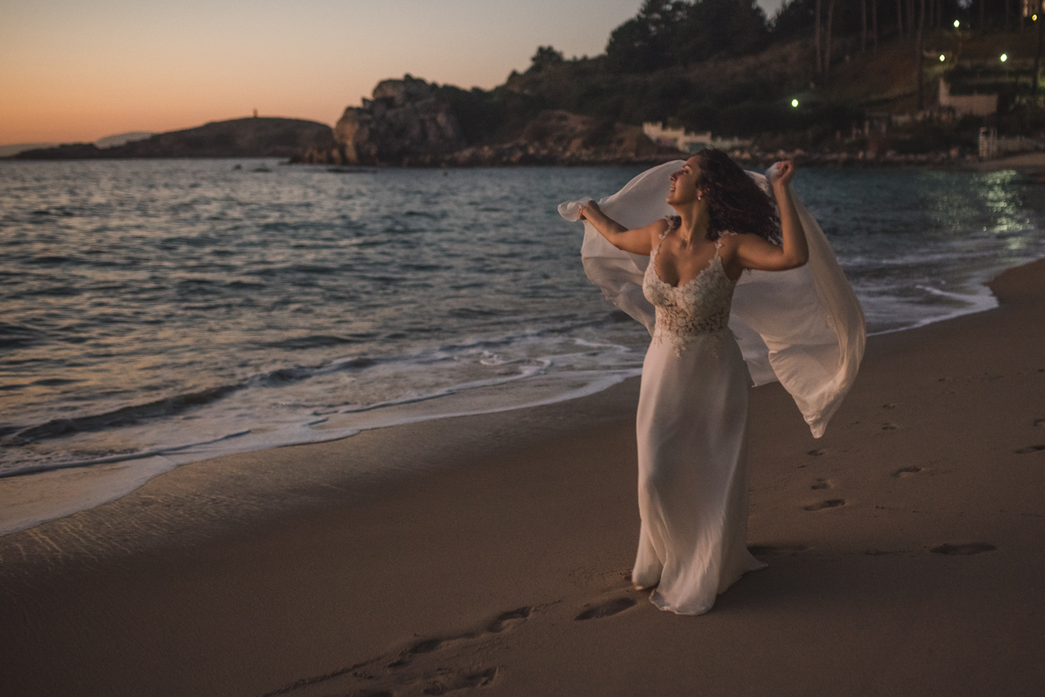 Diego Mena Fotografía documental de Matrimonios-sesión Trash The Dress-Playa el Canelo-Valparaiso