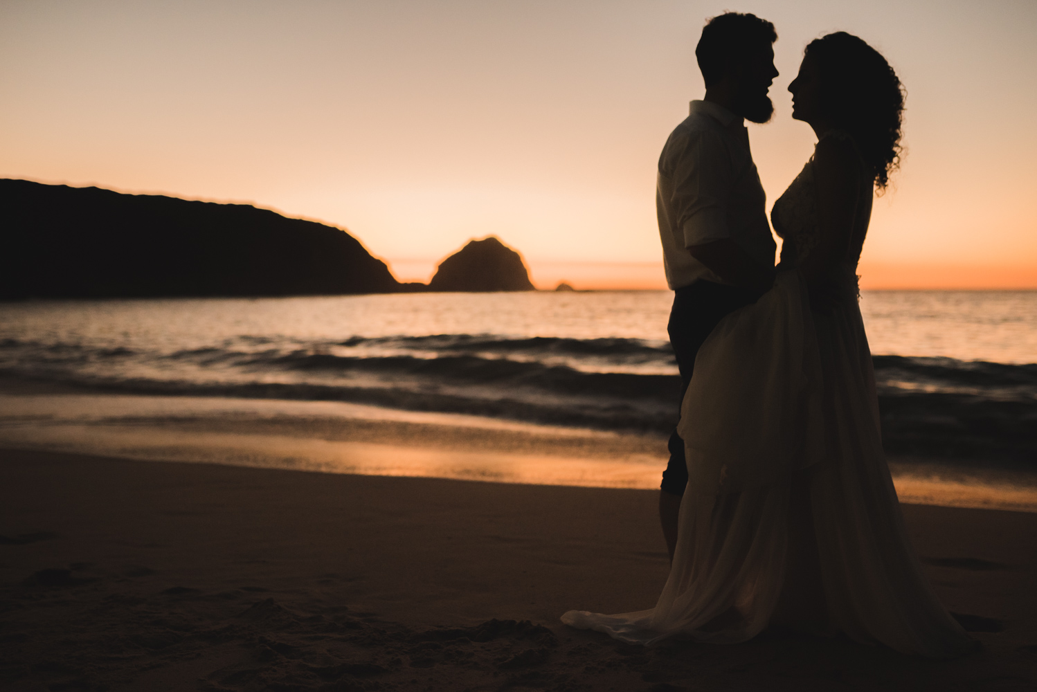 Diego Mena Fotografía documental de Matrimonios-sesión Trash The Dress-Playa el Canelo-Valparaiso