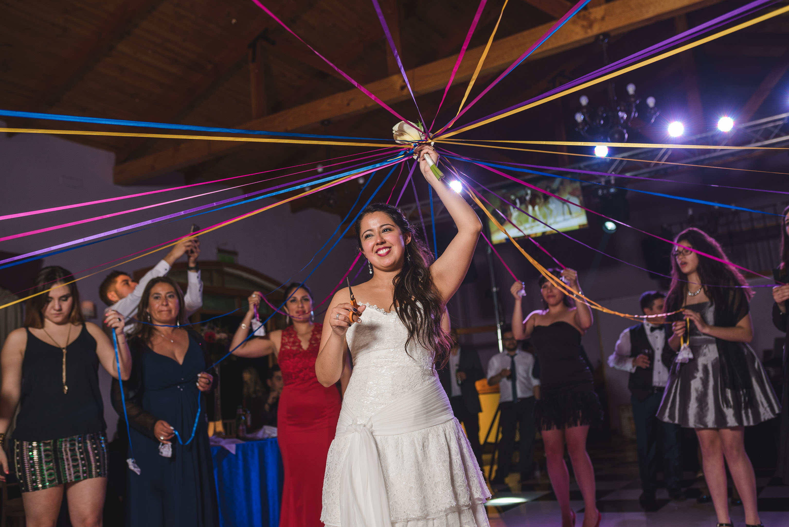 Matrimonio-centro de eventos-oliveto-santiago-fotógrafo de matrimonios-fiesta-ramo novia