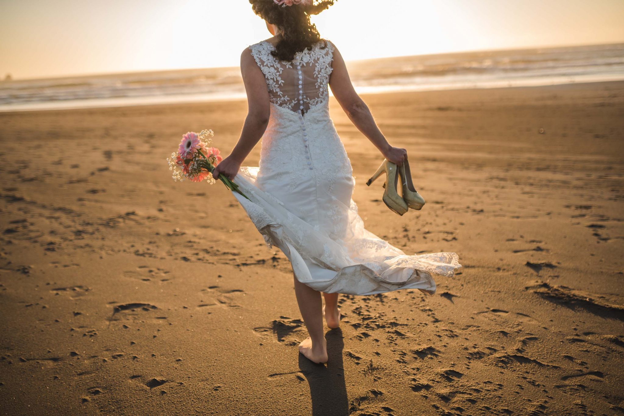 sesión-playa-trash the dress-pichilemu-fotografo-matrimonio-diego mena fotografia