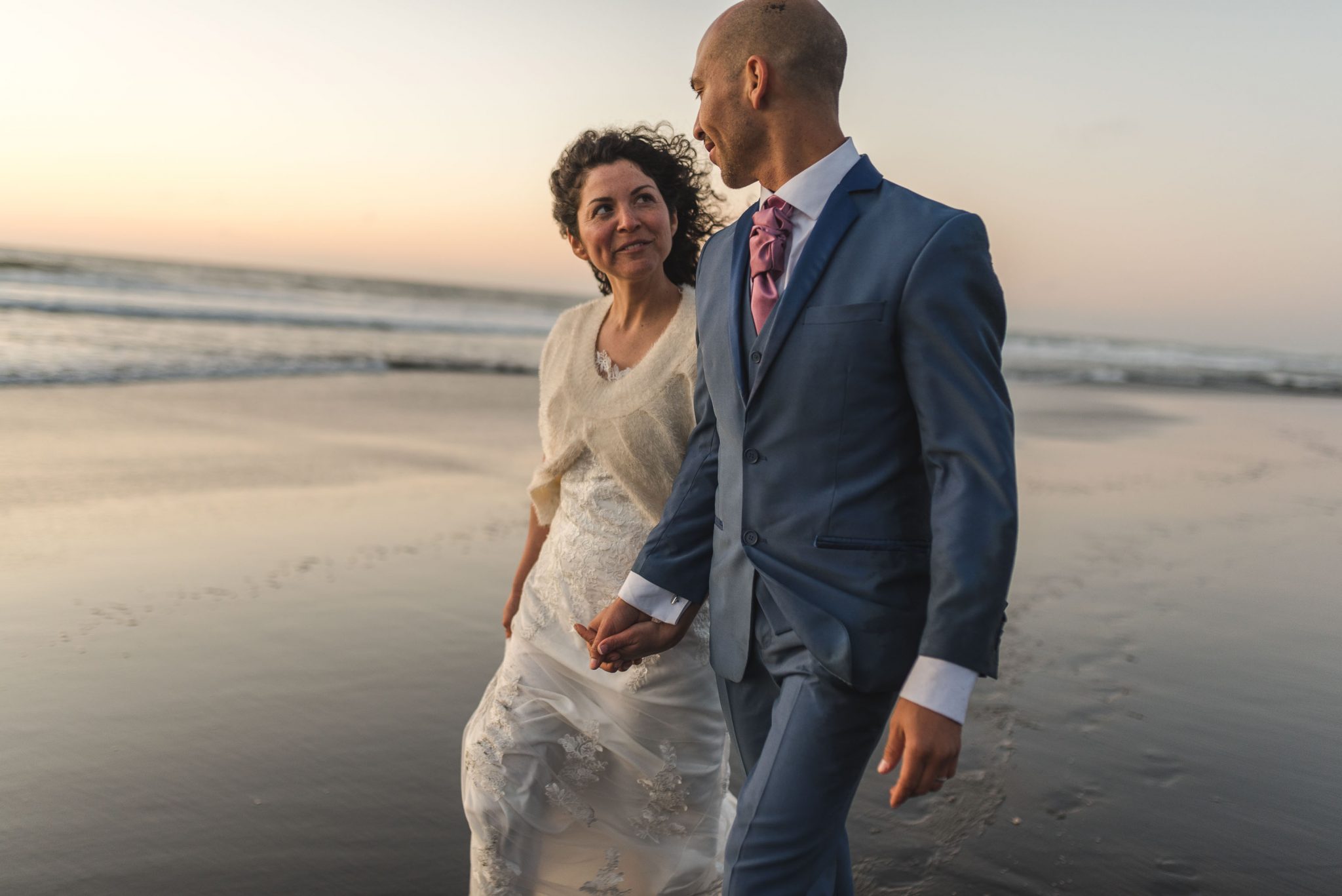 sesión-playa-trash the dress-pichilemu-fotografo-matrimonio-diego mena fotografia