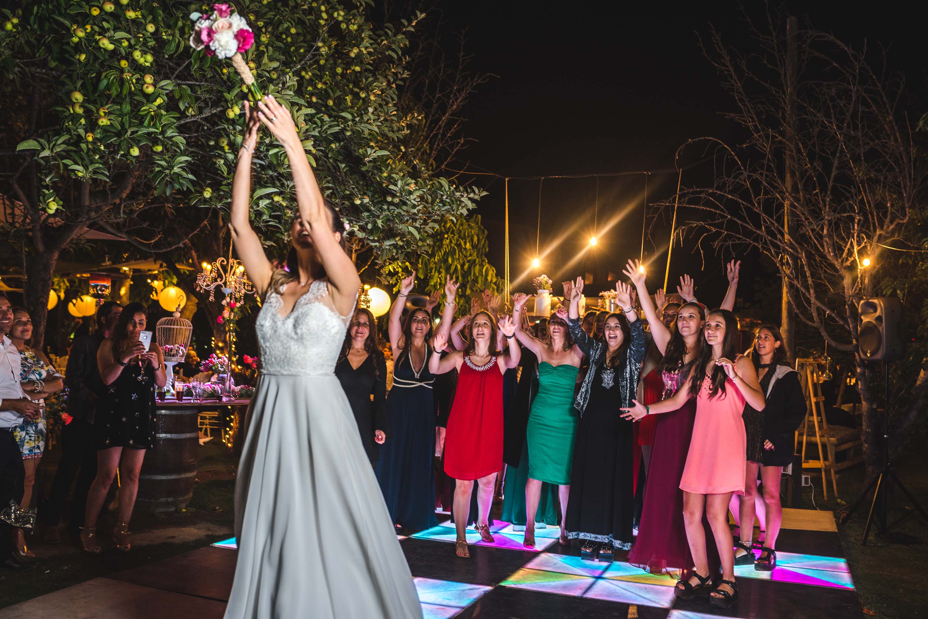 fotografo documental de matrimonios-fotografo matrimonio santiago-fiesta-lanzamiento ramo