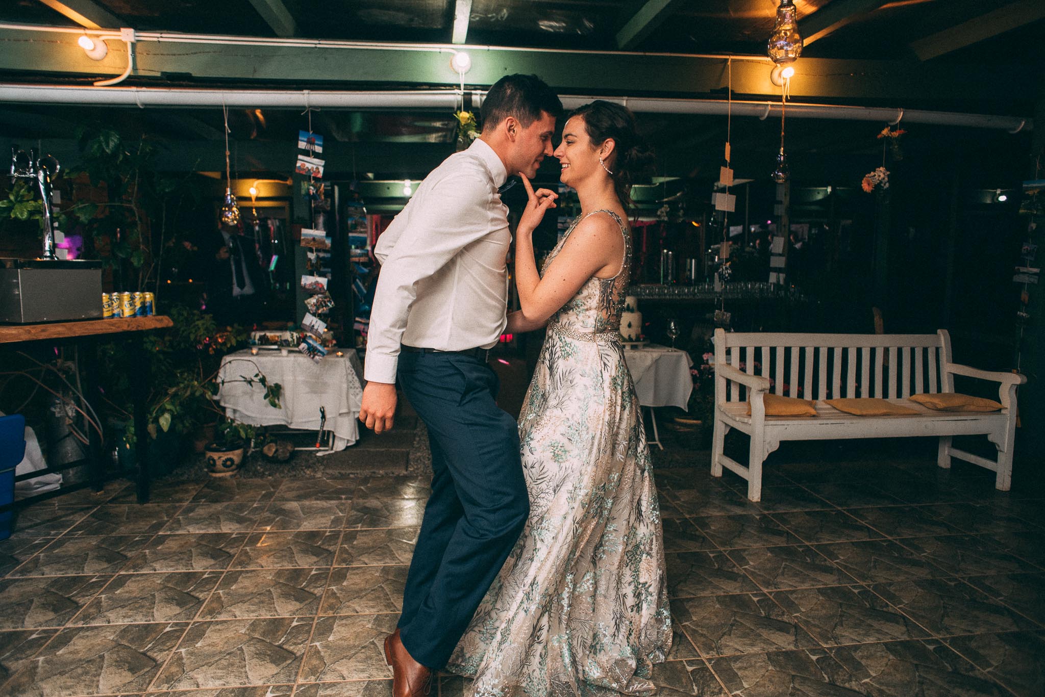 la fragua centro de eventos-purranque-decima region-llanquihue-matrimonio campestre-fotografo documental de matrimonios-cena-vals novios
